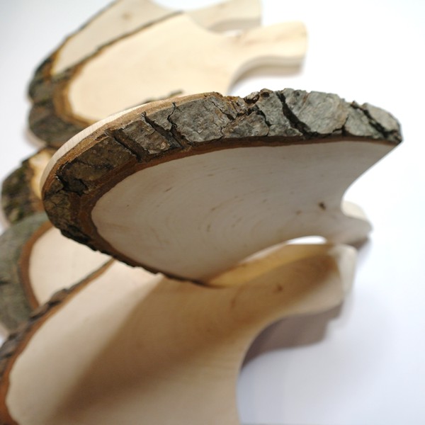 Cutting board with bark - ca. 250x300-350x20 mm - variation in shape